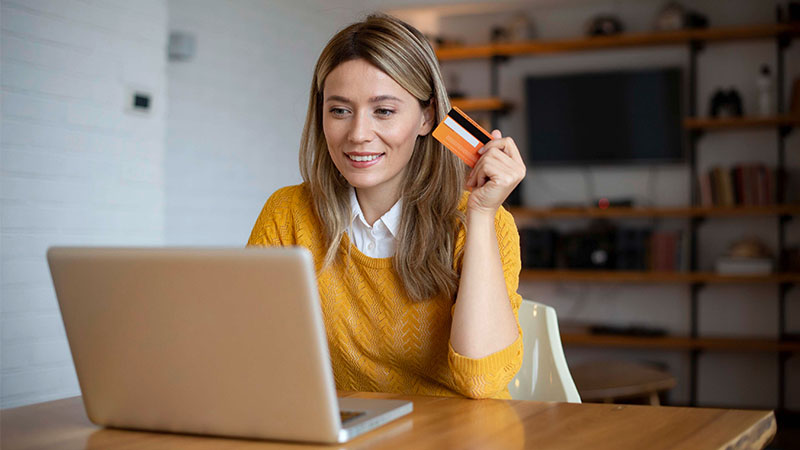 Mulher a fazer compras online com cartão de crédito